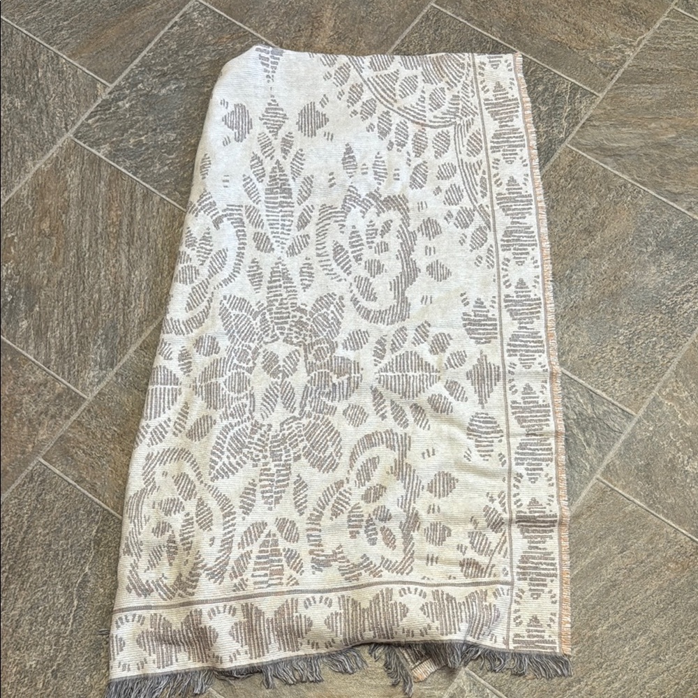 Elegant Gray Patterned Scarf